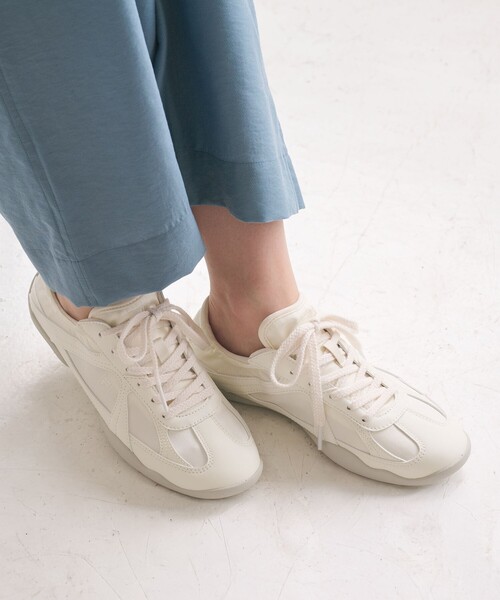 FILA(フィラ)の「<FILA>GLIO スニーカー(スニーカー・レディース・ナチュラル/シルバー・24.5cm/24cm/23.5cm/23cm/25cm)」の3枚目の写真