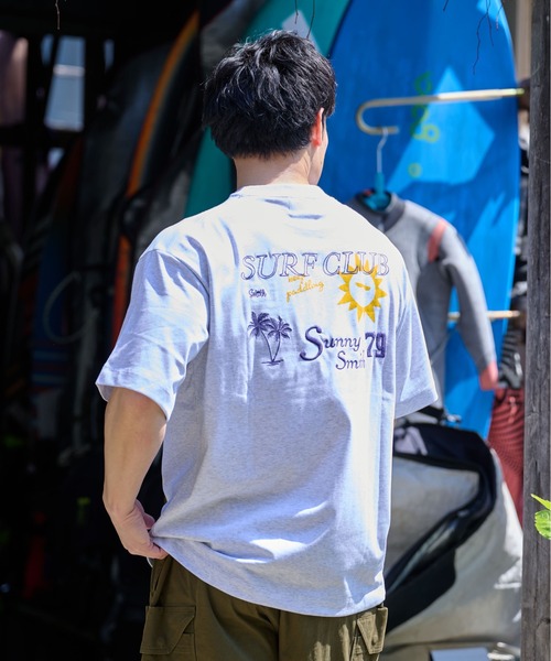 Sunny Smith(サニースミス)の「SURF CLUB 両面刺繍Tシャツ(Tシャツ/カットソー・メンズ・アッシュグレー/スミクロ/ホワイト・MEDIUM/LARGE)」の10枚目の写真