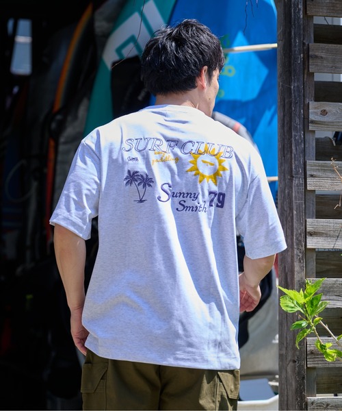 Sunny Smith(サニースミス)の「SURF CLUB 両面刺繍Tシャツ(Tシャツ/カットソー・メンズ・アッシュグレー/スミクロ/ホワイト・MEDIUM/LARGE)」の11枚目の写真