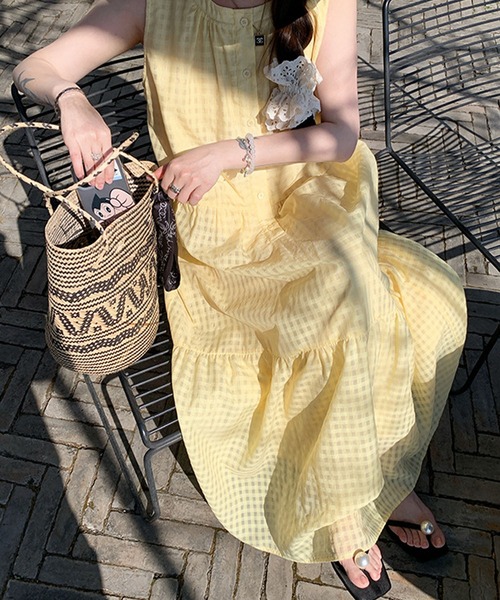 meJane（ミージェーン）の「シアーチェック柄 ノースリーブティアード ロングワンピース（ワンピース・レディース・ブルー/イエロー・FREE）」の2枚目の写真