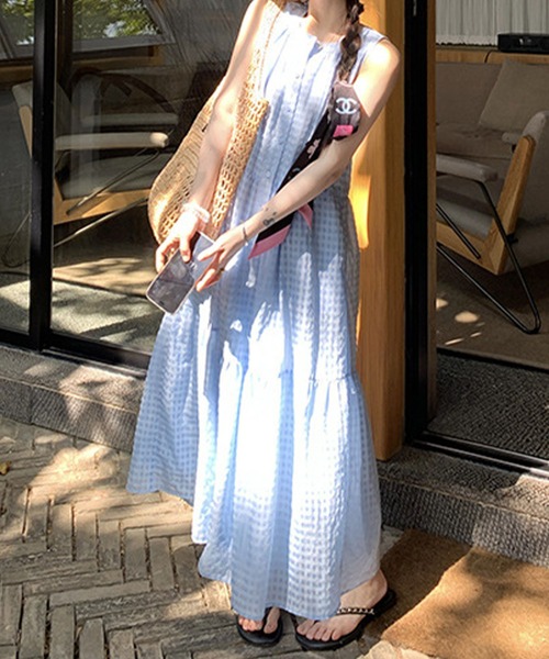 meJane（ミージェーン）の「シアーチェック柄 ノースリーブティアード ロングワンピース（ワンピース・レディース・ブルー/イエロー・FREE）」の4枚目の写真