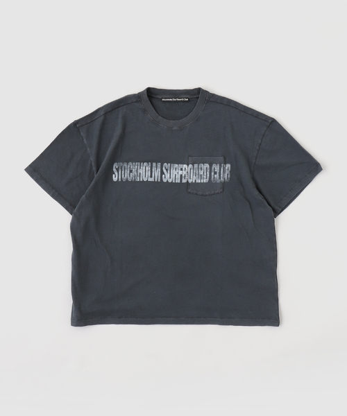 Stockholm Surfboard Club(ストックホルムサーフボードクラブ)の「STOCKHOLM SURFBOARD CLUB POCKET TEE LIFE(Tシャツ/カットソー・メンズ・ブラック・MEDIUM/SMALL)」の1枚目の写真
