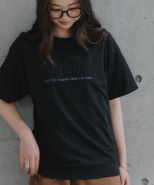 slattgir(スラットジール)の「高身長 エンボス加工プリントTシャツ(接触冷感)(トールサイズ)Essenave(Tシャツ/カットソー・レディース・オフホワイト/ブラック・TM/TL/TLL/T3L)」の2枚目の写真