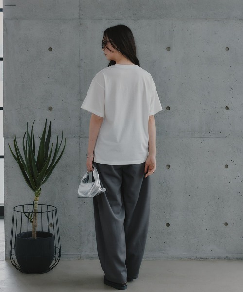 slattgir(スラットジール)の「高身長 エンボス加工プリントTシャツ(接触冷感)(トールサイズ)Essenave(Tシャツ/カットソー・レディース・オフホワイト/ブラック・TM/TL/TLL/T3L)」の3枚目の写真