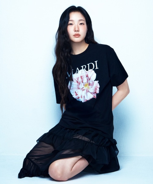 Mardi Mercredi(マルディメクルディ)の「TSHIRT LILIES & ROSES / Tシャツ リリー & ローズ(Tシャツ/カットソー・レディース・ブラック/ブラック×ピンク/ブラック×ブルー/アイボリー系1/ホワイト/アイボリー系2/ホワイト×イエロー/クリーム・FREE)」の1枚目の写真