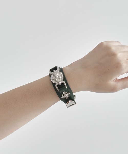 TOGA PULLA(トーガ プルラ)の「【TOGA TOO/トーガトゥー】Double buckle concho bangle/ダブルバックルコンチョバングル(バングル/リストバンド・レディース・ブラック/グリーン・FREE)」の9枚目の写真