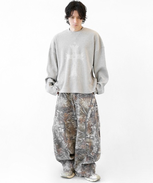 minsobi(ミンソビ)の「フォレストモチーフ柄 カーブシルエット ボリュームワイドパンツ(チノパンツ・メンズ・グレー/カーキブラウン・FREE)」の3枚目の写真