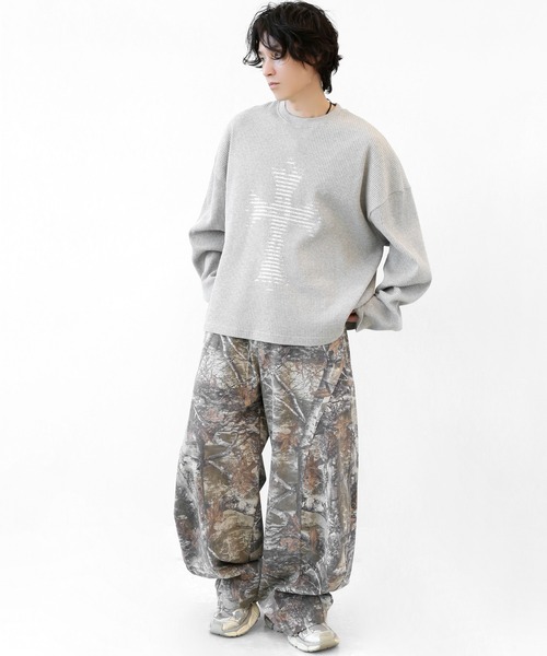 minsobi(ミンソビ)の「フォレストモチーフ柄 カーブシルエット ボリュームワイドパンツ(チノパンツ・メンズ・グレー/カーキブラウン・FREE)」の6枚目の写真