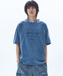 RAIMENT（レイメント）の「フラワーパッチ刺繍ピグメント半袖Tシャツ_ブルー（Tシャツ/カットソー）」
