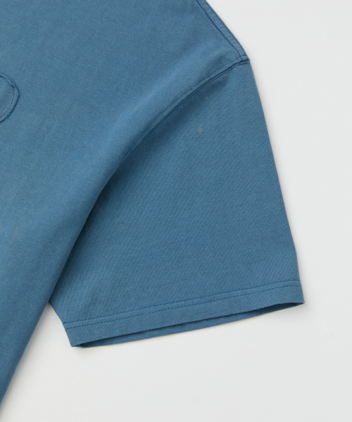 RAIMENT(レイメント)の「フラワーパッチ刺繍ピグメント半袖Tシャツ_ブルー(Tシャツ/カットソー・メンズ・その他・MEDIUM/LARGE/SMALL)」の3枚目の写真