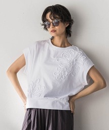モチーフ 立体感 花」に該当するレディースのトップス（ホワイト/白色