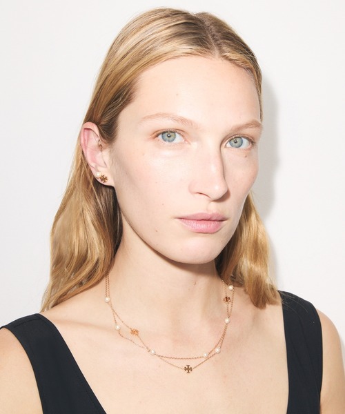 TORY BURCH(トリーバーチ)の「ムーンダンス ロゴ&パール スタッドピアス(ピアス(両耳用)・レディース・ゴールド・ONE SIZE)」の3枚目の写真