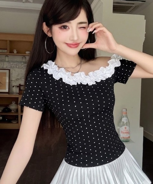 Mejoul(メジュール)の「【2026春夏新作】ドット柄オフショルアシンメトリーフリルTシャツ(Tシャツ/カットソー・レディース・ブラック/ホワイト・F)」の6枚目の写真