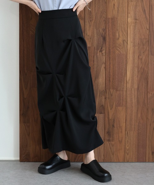J by blue(ジェイバイブルー)の「《2サイズ展開》ランダムタックIラインスカート(スカート・レディース・ブラック/ベージュ・LARGE/MEDIUM)」の1枚目の写真