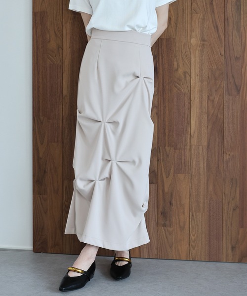J by blue(ジェイバイブルー)の「《2サイズ展開》ランダムタックIラインスカート(スカート・レディース・ブラック/ベージュ・LARGE/MEDIUM)」の11枚目の写真