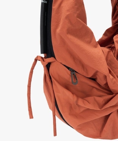 Cote&Ciel(コートエシエル)の「【cote&ciel/コートエシエル】 PO Smooth TERRACOTTA / 2WAY ショルダーバッグ ベスト(ショルダーバッグ・メンズ・テラコッタ・FREE)」の17枚目の写真