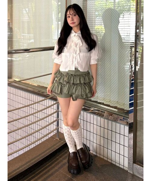 CALNAMUR(カルナムール)の「レザーフリルティアードスカートパンツ(スカート・レディース・ベージュ/カーキ/ブラック・FREE)」の4枚目の写真