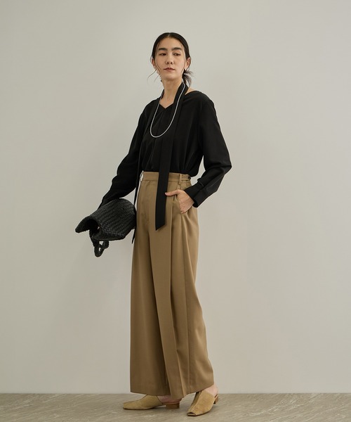 SALON adam et rope'(サロン アダム エ ロペ)の「【WEB限定】マットサテン2WAYプルオーバー / イージーケア・セットアップ対応(シャツ/ブラウス・レディース・ブラウン/ブラック・FREE)」の4枚目の写真