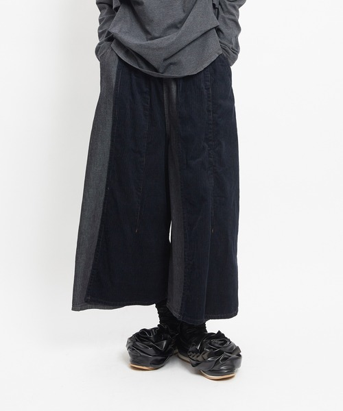 gomme(ゴム)の「レイヤースリットデニムパンツ(デニムパンツ・レディース・ブラック/インディゴブルー・MEDIUM)」の1枚目の写真