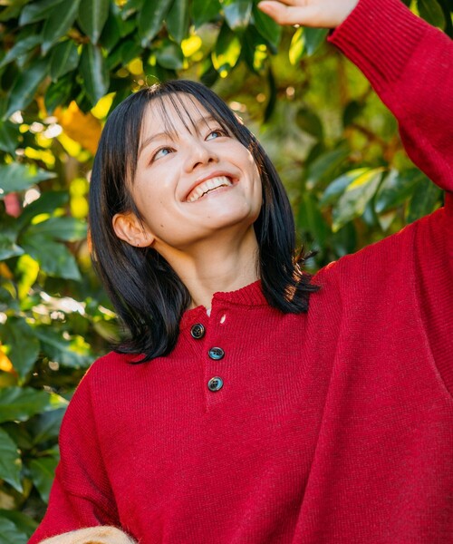 FREAK'S STORE(フリークスストア)の「限定展開 Relax Fit リラックスフィット イージーケア ウォッシャブル ヘンリーネックニット(ニット/セーター・メンズ・ブラウン/チャコールグレー/ネイビー/ブラック/グレー/レッド・MEDIUM/LARGE)」の6枚目の写真