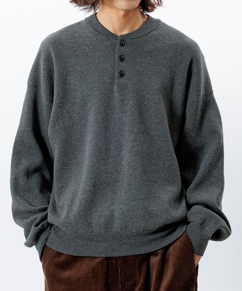 FREAK'S STORE(フリークスストア)の「限定展開 Relax Fit リラックスフィット イージーケア ウォッシャブル ヘンリーネックニット(ニット/セーター・メンズ・ブラウン/チャコールグレー/ネイビー/ブラック/グレー/レッド・MEDIUM/LARGE)」の2枚目の写真