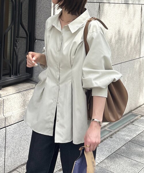 Thevon（ゼボン）の「ウエストタックスエードタッチシャツ（シャツ/ブラウス・レディース・アイボリー/チャコールグレー/ブラウン・FREE）」の2枚目の写真