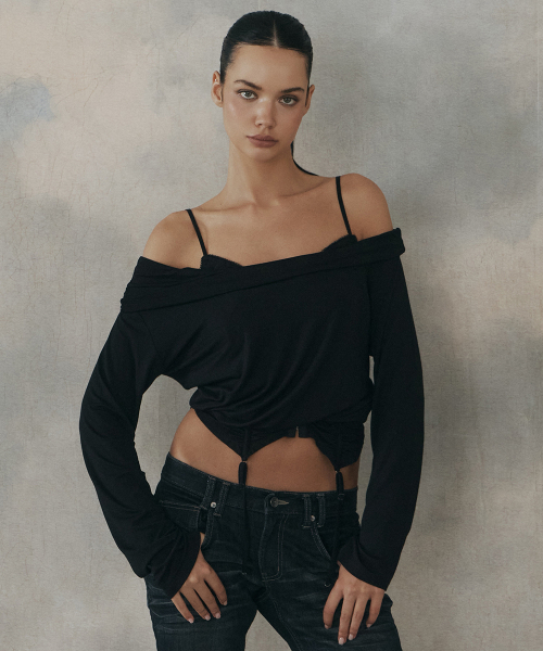 PLEASENOFOLLOW(プリーズノーフォロー)の「Bree Unbal Shirring Long Sleeve Top (Black)(Tシャツ/カットソー・レディース・その他・FREE)」の1枚目の写真