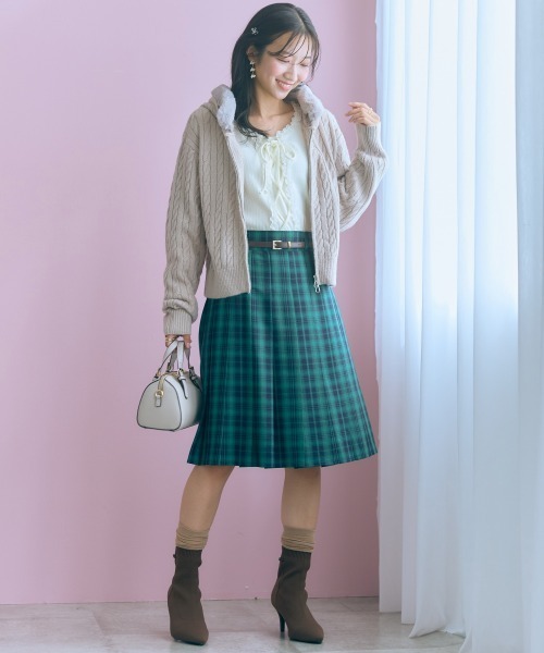 marun(マルン)の「<大きいサイズ>ケーブル編フェイクファー付ショートニットパーカー marun(パーカー・レディース・グレイッシュベージュ/チャコールグレー・4L/3L/LL/L/5L)」の3枚目の写真