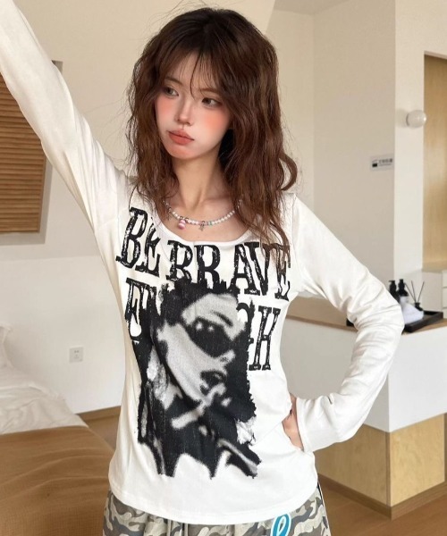 AVYL(アヴィル)の「グラフィックプリントタイト長袖Tシャツ(Tシャツ/カットソー・レディース・ホワイト・M)」の4枚目の写真