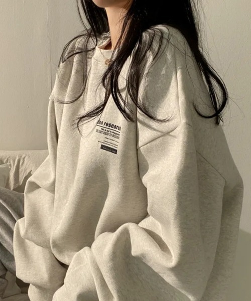 SEU（エスイーユー）の「【裏微起毛】大人の上品カジュアル。 ワンポイント胸刺繍 バックロゴ オーバーサイズ スウェットプルオーバー 【オフィスカジュアル】【きれいめカジュアル】 レディース韓国風 春服 秋服 冬服（スウェット・レディース・ブラック/チャコール/アイボリー/ライトグレー・フリー）」の2枚目の写真