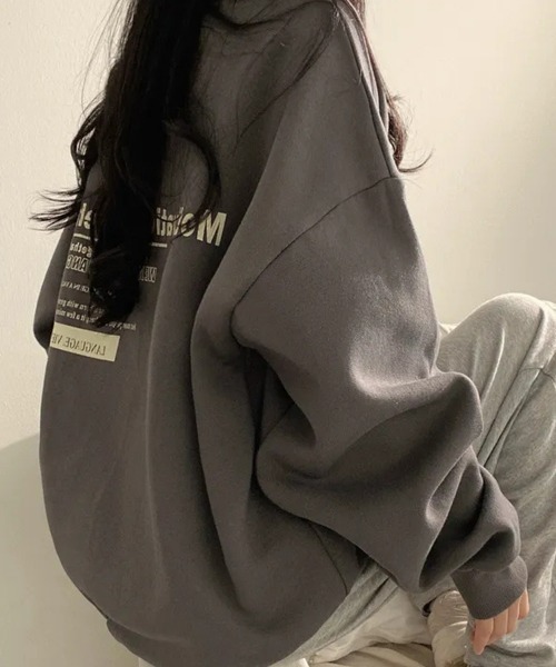 SEU（エスイーユー）の「【裏微起毛】大人の上品カジュアル。 ワンポイント胸刺繍 バックロゴ オーバーサイズ スウェットプルオーバー 【オフィスカジュアル】【きれいめカジュアル】 レディース韓国風 春服 秋服 冬服（スウェット・レディース・ブラック/チャコール/アイボリー/ライトグレー・フリー）」の11枚目の写真