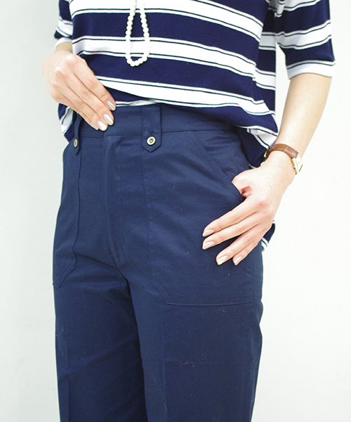 IEDIT(イディット)の「【股下丈が選べる】IEDITレーベルコレクション 微光沢ストレッチギャバでノーブルに仕立てた ほのゆる美脚ストレートのハイライズベイカーパンツ (その他パンツ・レディース・ネイビー/ベージュ・10/1/13/16/3/8/6/12/7/9/11/14/15 /5/4/2)」の4枚目の写真