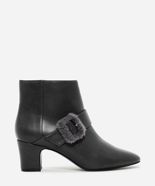 CHARLES & KEITH(チャールズ & キース)の「フューリーバックルブーツ / FURRY BUCKLE BOOTS(ブーツ・レディース・グレー/ブラック・23.5cm/24.5cm/22.5cm/23cm/25cm)」の1枚目の写真
