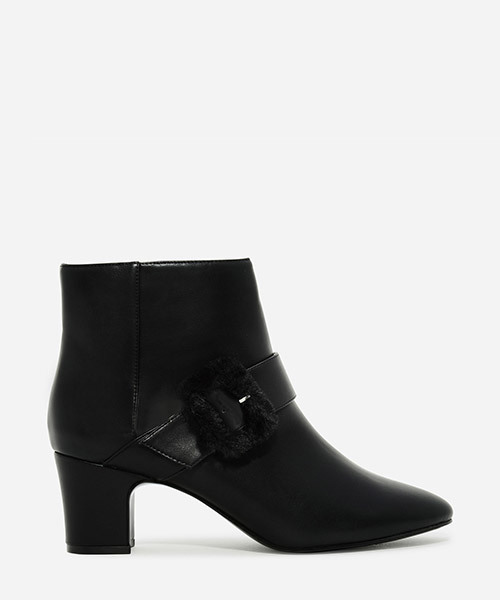 CHARLES & KEITH(チャールズ & キース)の「フューリーバックルブーツ / FURRY BUCKLE BOOTS(ブーツ・レディース・グレー/ブラック・23.5cm/24.5cm/22.5cm/23cm/25cm)」の2枚目の写真