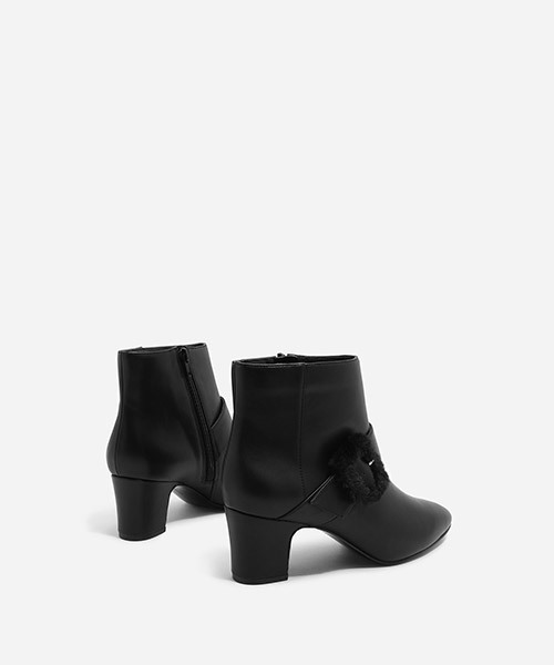 CHARLES & KEITH(チャールズ & キース)の「フューリーバックルブーツ / FURRY BUCKLE BOOTS(ブーツ・レディース・グレー/ブラック・23.5cm/24.5cm/22.5cm/23cm/25cm)」の11枚目の写真