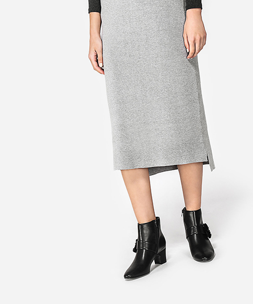 CHARLES & KEITH(チャールズ & キース)の「フューリーバックルブーツ / FURRY BUCKLE BOOTS(ブーツ・レディース・グレー/ブラック・23.5cm/24.5cm/22.5cm/23cm/25cm)」の9枚目の写真
