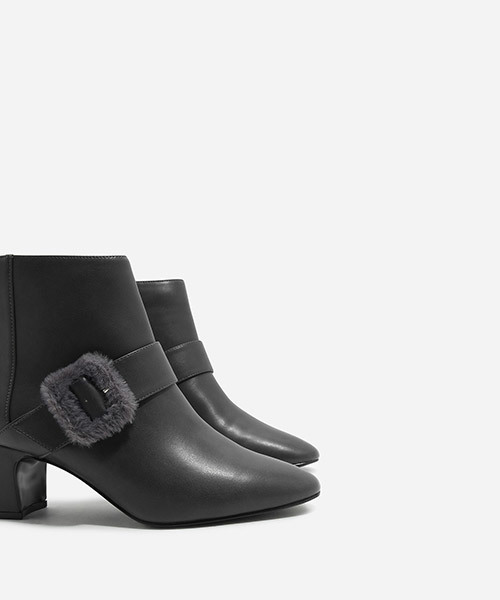 CHARLES & KEITH(チャールズ & キース)の「フューリーバックルブーツ / FURRY BUCKLE BOOTS(ブーツ・レディース・グレー/ブラック・23.5cm/24.5cm/22.5cm/23cm/25cm)」の6枚目の写真