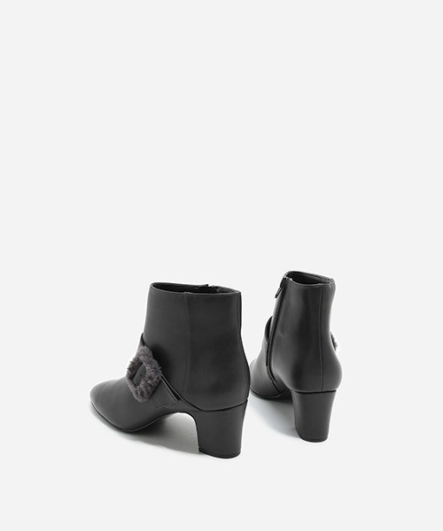 CHARLES & KEITH(チャールズ & キース)の「フューリーバックルブーツ / FURRY BUCKLE BOOTS(ブーツ・レディース・グレー/ブラック・23.5cm/24.5cm/22.5cm/23cm/25cm)」の5枚目の写真