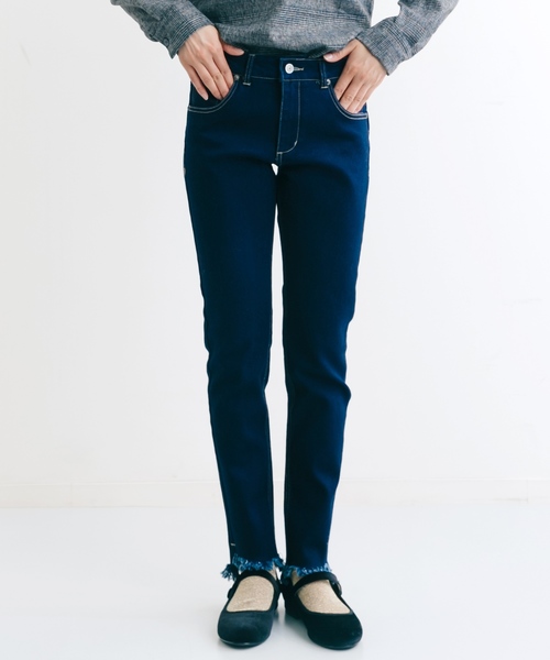 MERLOT（メルロー）の「デニムストレッチスキニーカットオフフリンジパンツ641-8527（デニムパンツ・レディース・ネイビー/ブルー・FREE）」の2枚目の写真