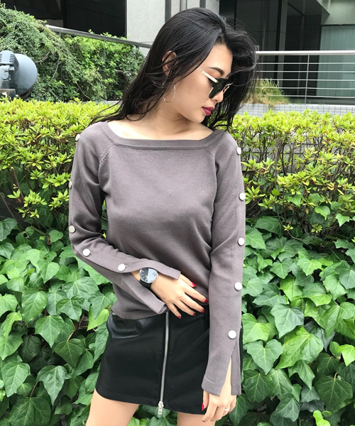 ENVYM(アンビー)の「アームボタンKNIT(ニット/セーター・レディース・ブラック/ベージュ/グレー・FREE)」の2枚目の写真