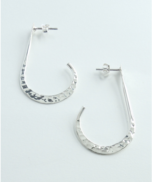TONE SELECT GOODS(トーンセレクトグッズ)の「925 SILVER ACC/ハンマードカーブピアスSV925(OG)(ピアス(両耳用)・レディース・シルバー・FREE)」の1枚目の写真