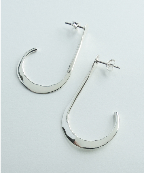 TONE SELECT GOODS(トーンセレクトグッズ)の「925 SILVER ACC/ハンマードカーブピアスSV925(OG)(ピアス(両耳用)・レディース・シルバー・FREE)」の4枚目の写真