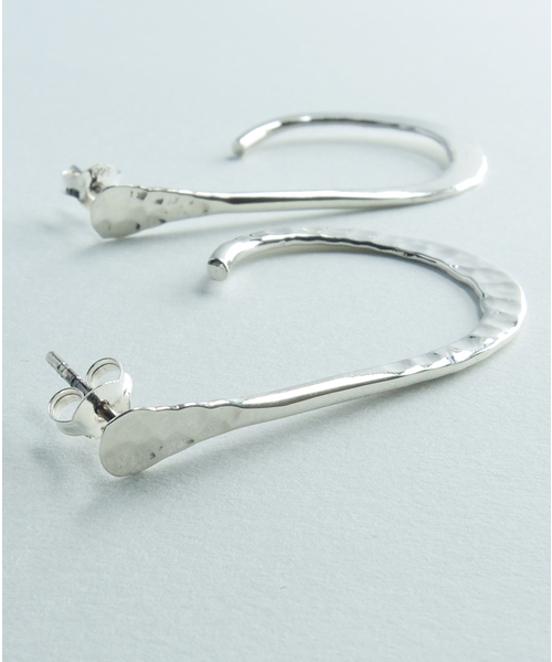 TONE SELECT GOODS(トーンセレクトグッズ)の「925 SILVER ACC/ハンマードカーブピアスSV925(OG)(ピアス(両耳用)・レディース・シルバー・FREE)」の3枚目の写真