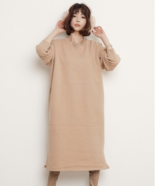 miniyu(ミニュウ)の「ボリュームスリーブ・スウェットワンピース・サイドポケット付き(ワンピース・レディース・ブラック/ネイビー/キャメル/イエロー/レッド・FREE)」の5枚目の写真