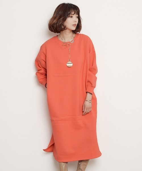 miniyu(ミニュウ)の「ボリュームスリーブ・スウェットワンピース・サイドポケット付き(ワンピース・レディース・ブラック/ネイビー/キャメル/イエロー/レッド・FREE)」の2枚目の写真