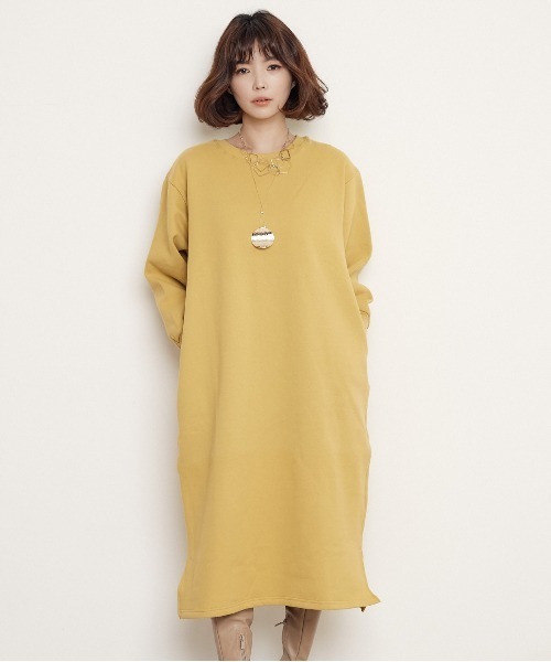 miniyu(ミニュウ)の「ボリュームスリーブ・スウェットワンピース・サイドポケット付き(ワンピース・レディース・ブラック/ネイビー/キャメル/イエロー/レッド・FREE)」の4枚目の写真