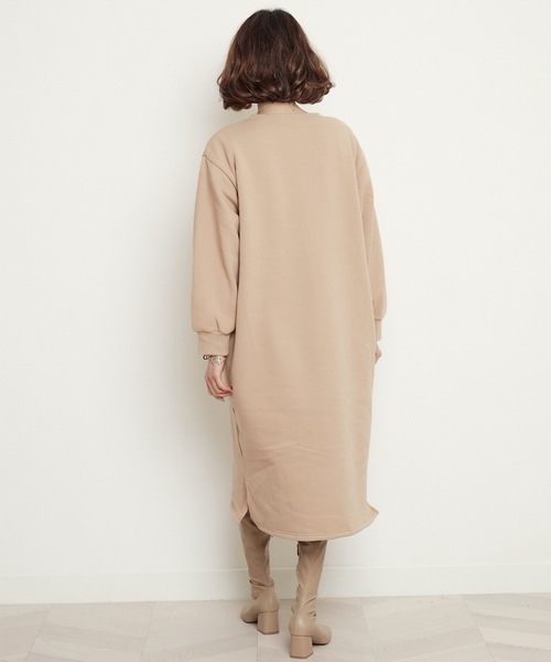 miniyu(ミニュウ)の「ボリュームスリーブ・スウェットワンピース・サイドポケット付き(ワンピース・レディース・ブラック/ネイビー/キャメル/イエロー/レッド・FREE)」の6枚目の写真