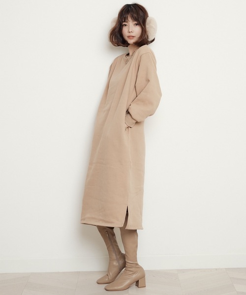 miniyu(ミニュウ)の「ボリュームスリーブ・スウェットワンピース・サイドポケット付き(ワンピース・レディース・ブラック/ネイビー/キャメル/イエロー/レッド・FREE)」の11枚目の写真