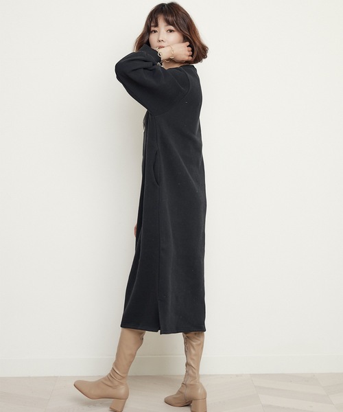 miniyu(ミニュウ)の「ボリュームスリーブ・スウェットワンピース・サイドポケット付き(ワンピース・レディース・ブラック/ネイビー/キャメル/イエロー/レッド・FREE)」の18枚目の写真