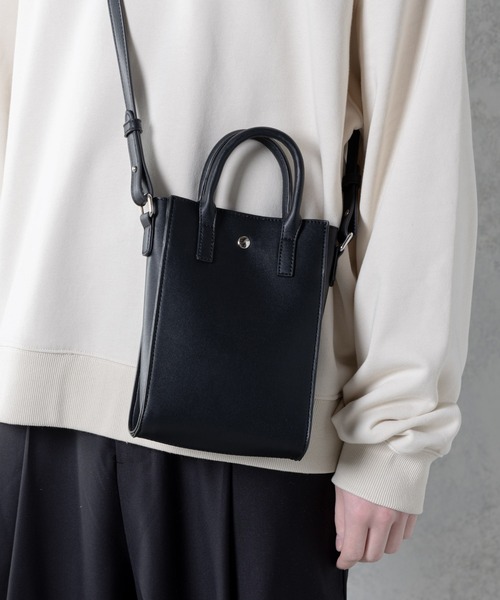 melt.(メルト)の「melt. - コンパクトレザーショルダーバッグ(ショルダーバッグ・メンズ・ホワイト/ブラック・FREE)」の7枚目の写真